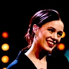 La actriz alemana Paula Beer recibe el Oso de Plata a la mejor actriz por el filme Undine. Foto: Sandra Weller / Berlinale 2020