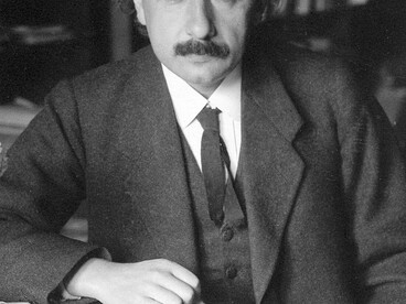 Albert Einstein en su despacho de la Universidad de Berlín, hacia 1920. Esta imagen captura al físico en la época en que sus revolucionarias ideas transformaron la comprensión del universo