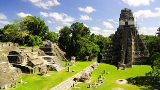 Tikal es uno de los mayores yacimientos arqueológicos y centros urbanos de la civilización maya precolombina, ubicado en Guatemala