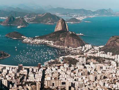 Vista aérea da cidade do Rio de Janeiro, antiga capital do Brasil. A macro-historiografia é a abordagem que foca nos grandes processos históricos, estruturais e de longa duração. É uma perspectiva que se concentra nos amplos processos históricos, estruturais e de longa duração. Ela busca entender as tendências e mudanças ao longo de séculos ou milênios, em oposição a eventos específicos ou indivíduos isolados. Essa abordagem permite uma visão mais ampla e contextualizada da história