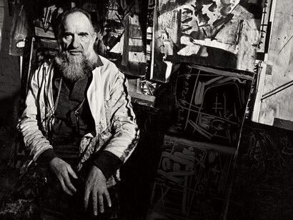 Emilio Vedova nel suo studio