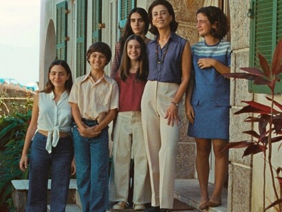 Fernanda Torres interpreta Eunice Facciolla, qui in una scena del film con gli attori che interpretano i cinque figli: Valentina Herszage (Veroca Paiva), Luiza Kosovski (Maria Eliana Paiva), Bárbara Luz (Ana Lúcia "Nalu" Paiva), Olívia Torres (Maria Beatriz Paiva) e Guilherme Silveira (Marcelo Rubens Paiva)