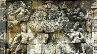 Kalpa Taru, l'albero divino della vita sorvegliato da creature mitiche nel tempio Buddista di Pawon in Java, Indonesia