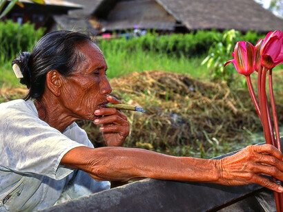 Myanmar – Venditrice di fiori sul lago Inle. Ph Sergio Pessolano