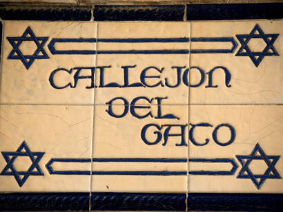 Madrid misterioso. Cartel indicativo del callejón del Gato