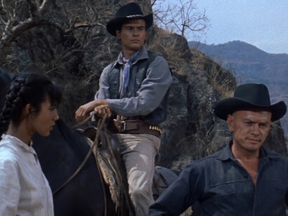 "I magnifici sette" (1960), di John Sturges, scena dal film. Chris (Yul Brynner), tra i volti più iconici della rivisitazione western di Sturges, incarna i valori più tradizionali e classici del genere: la solitudine, la ferma convinzione nei propri valori, l’indipendenza, il legame viscerale con il selvaggio West e l’incapacità di amare e di cambiare