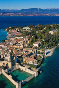 Sirmione, con il Castello Scaligero in primo piano