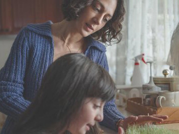 Un film, "Shayda", di denuncia della società patriarcale iraniana, fatto da una regista iraniana esule a Parigi, Noora Niasari, ha ottenuto un posto d’ onore, la proiezione in Piazza Grande come film di chiusura, fuori concorso