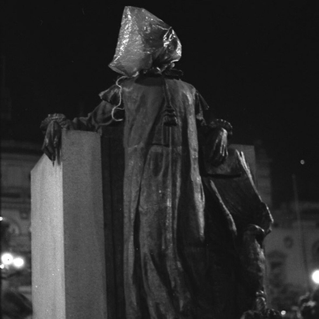3nós3. Ensacamento 1979. Courtesy of Galeria Jaqueline Martins