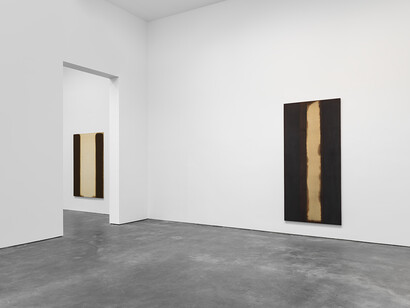 Yun Hyong-keun, Exhibition view. Courtesy of David Zwirner