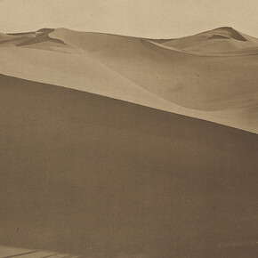 Lehnert & Landrock, ​Sans titre, identifié comme « Dans le désert », 1904-1914. Courtesy of Photo Elysée © Lehnert & Landrock, Edouard Lambelet et Photo Elysée