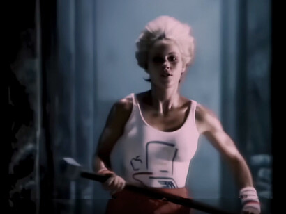 Grazie alla regia di Ridley Scott, famoso per film come "Blade Runner" e "Alien", lo spot adottava uno stile cinematografico epico, con effetti visivi e atmosfere cupe che richiamavano la fantascienza distopica