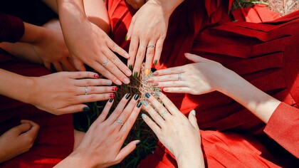 Nos últimos anos, o universo da moda e da beleza tem atravessado uma transformação profunda, impulsionada por uma consciência ambiental cada vez mais presente no quotidiano dos consumidores. A sustentabilidade deixou de ser um argumento secundário para se tornar um critério central na escolha de produtos cosméticos