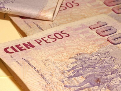 Grupo de billetes de cien pesos