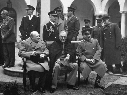 En la Conferencia de Yalta (1945) se definió el reparto de Alemania y del este europeo, consagrando la influencia soviética en esa región