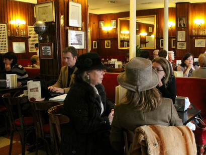 Escena del Café Gijón en el Museo de Cera de MAdrid