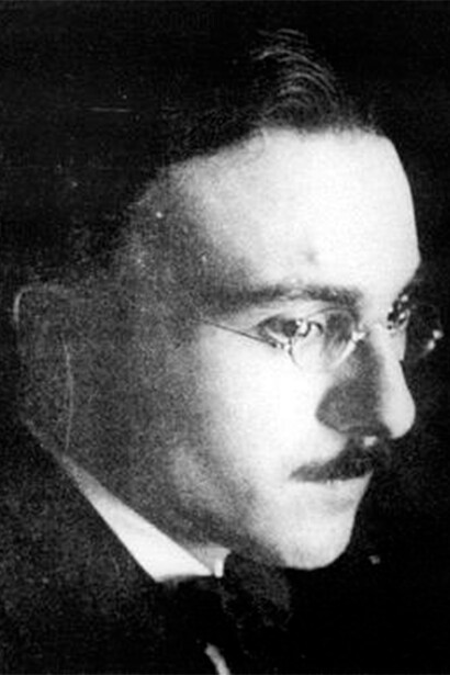 Poeta Fernando Pessoa. Pessoa perde-se no dominó da criação, faz saltos mortais no trapézio das palavras