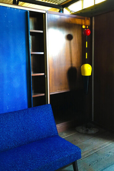 Tiny house de Jean Prouvé, Parc National des Calanques, Marseille. Cachée en plein cœur du Parc National des Calanques, la Galerie 54 d’Éric Touchaleaume a investi les lieux, les restaurant, pour y vouer un culte à l’art, à l’architecture et au design