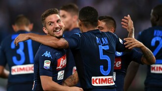 I giocatori del Napoli celebrano la vittoria contro la Lazio