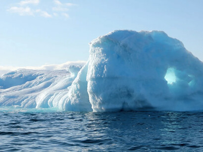 Sacó sus lentes y abrió el primer correo: una campaña de Greenpeace para evitar la explotación de una reserva minerales bajo el hielo del Ártico