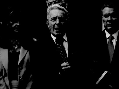 Álvaro Uribe, siempre al frente