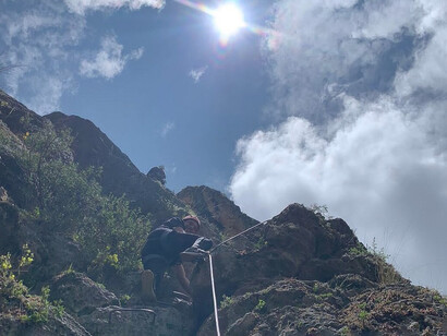 La vía ferrata te permite escalar paredes rocosas equipadas con cables y plataformas metálicas que garantizan tu seguridad. Cusco, Perú