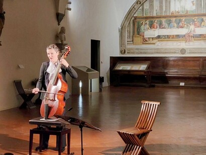 Giovanna Baviera in concerto al Cenacolo del Fuligno, in via Faenza a Firenze, durante il festival FloReMus organizzato da L’Homme Armé. Sullo sfondo un affresco del Quattrocento, attribuito a Pietro Perugino, raffigurante l’Ultima Cena. ©Giulia Nuti