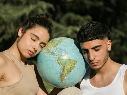 Além da evolução social, há também a possibilidade de estarmos a viver uma transformação da consciência humana. Muitos acreditam que estamos a caminhar para uma nova era de entendimento sobre nós mesmos e o universo. A popularização da meditação, da aposta na espiritualidade e em terapias ligadas às energias sugerem que a humanidade pode estar à beira de um salto evolutivo não apenas tecnológico, mas também mental e emocional