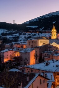 Roccaraso, Abruzzo, Italia. L'Abruzzo è noto per la sua bellezza naturale, e Roccaraso e Campo Felice non fanno eccezione. Le viste panoramiche delle montagne circostanti, coperte da un manto di neve durante l'inverno, sono semplicemente mozzafiato