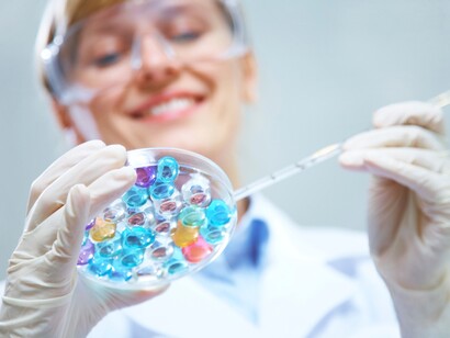 Una doctora comprueba una muestra