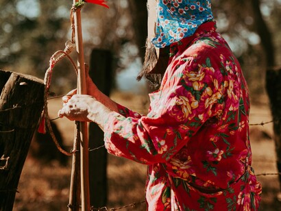 Os músicos acompanhados de pandeiro, viola, reco-reco, sanfona e caixa faziam pulsar o ritmo daquela cena que misturava céu e terra na mesma festa. Havia pouca compreensão do que significava aquilo tudo, mas a alegria no meio da humildade encantava a estranheza da menina que não vivenciava o 6 de janeiro na capital