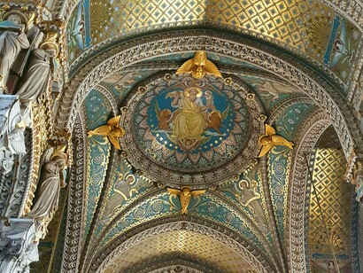 Un plafond richement décoré, principalement recouvert de mosaïques et d'éléments dorés, qui s'étend du sol au plafond de la nef centrale