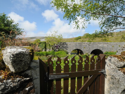L’antico ponte che attraversa il torrente Caher ha dato il nome alla proprietà e ha determinato le scelte paesaggistiche: il giardino inizia infatti come un ambiente selvatico, con la tutela delle sue piante spontanee, per poi cambiare dolcemente portando l’attenzione verso le piante coltivate. Foto di Enzo Valenti