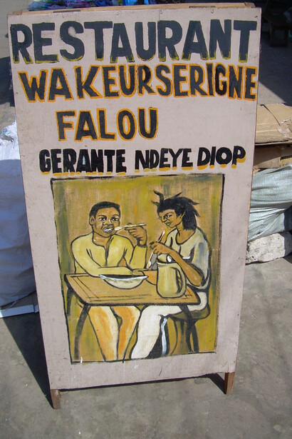 Cartel de un restaurante local. Foto: Fernando Miguel