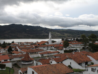 Guatavita, un nombre juguetón. Sí, vamos a parar y preguntemos, que es noche cerrada y no llegamos y no me quiero devolver. Panorámica del Casco Urbano del municipio de Guatavita, 2015, Cundinamarca, Colombia