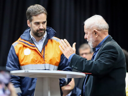 Saiba como a herança política e econômica do governo Bolsonaro impacta o cenário político atual e os desafios que o governo de Lula III enfrentará. Presidente Luiz Inácio Lula da Silva faz anúncio para atingidos pelas enchentes em Rio Grande do Sul ao lado do Governador Eduardo Leite