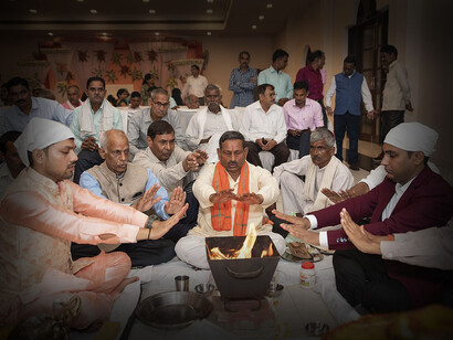 Imagen tradicional de Hawan de una familia hindú, India