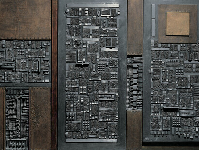 Arnaldo Pomodoro, Grande tavola della memoria, 1959-1965 piombo, bronzo, legno e stagno, 225 x 325 x 60 cm (foto Giorgio Boschetti). Courtesy of Palazzo Reale