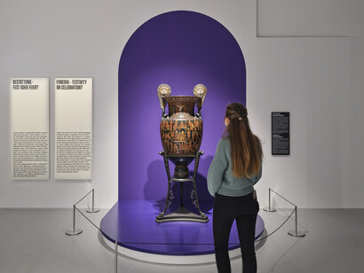 Ready to party! Exhibition view. Courtesy of Museum für Kunst und Gewerbe Hamburg