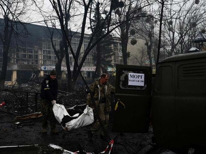 James Reason paragona le difese di un’organizzazione del sistema umano per evitare un incidente a una serie di barriere rappresentate da fette di formaggio forate in modo casuale