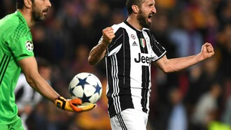 Giorgio Chiellini dal mese di aprile calca i campi da calcio dopo aver completato gli studi in Business Administration con la votazione di 110 e Lode con menzione di merito
