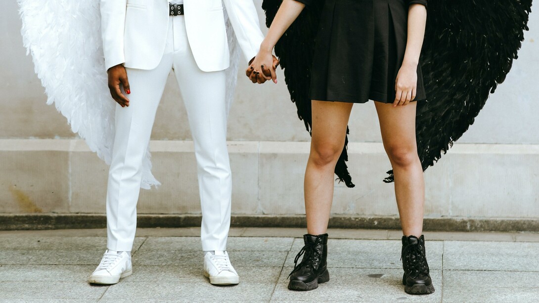 Um anjo branco e um anjo preto de mãos dadas