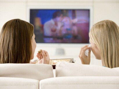 Dos chicas viendo la televisión
