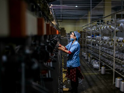 Entre linhas de produção e equipamentos industriais, a indústria têxtil transformou a fabricação de tecidos em larga escala. Com a expansão dos corantes sintéticos, cresceram também os debates sobre saúde ocupacional e impacto ambiental