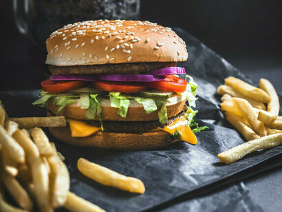 Hamburguesa con patatas fritas, ricas en grasas saturadas