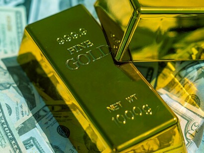 Barras de ouro e cédulas de dinheiro. Tudo o que Midas toca vira ouro, encantando a ele próprio e a todos que o assistem. Mas, após algumas horas de deslumbramento, esse dom se torna um infortúnio, um problema e uma sentença de morte, pois os alimentos, a água que tenta beber, tudo se transforma em ouro