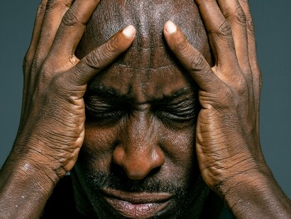 Homem incomodado com ruídos. Conforme eu narrava a situação, minha voz ficava cada vez mais trêmula, até desaparecer completamente durante a sessão. Minha garganta ficou com um nó e começou a doer sem parar. Comecei a sentir dores no peito e um leve tremor nas mãos. Minha escala de ansiedade (de 1 a 10) estava em 11



