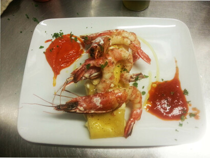 Paccheri di  ricotta con gamberi grigliati su crema di peperoni rossi 
