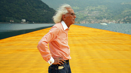 Christo sul lago d’Iseo nel 2016, foto Wolfgang Volz