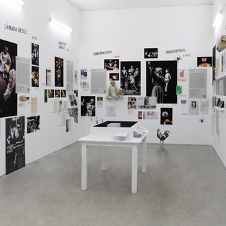 Máquina teatro: el Periférico de Objetos (1990-2009), vista de exhibición. Cortesía del Museo de Arte Moderno de Buenos Aires